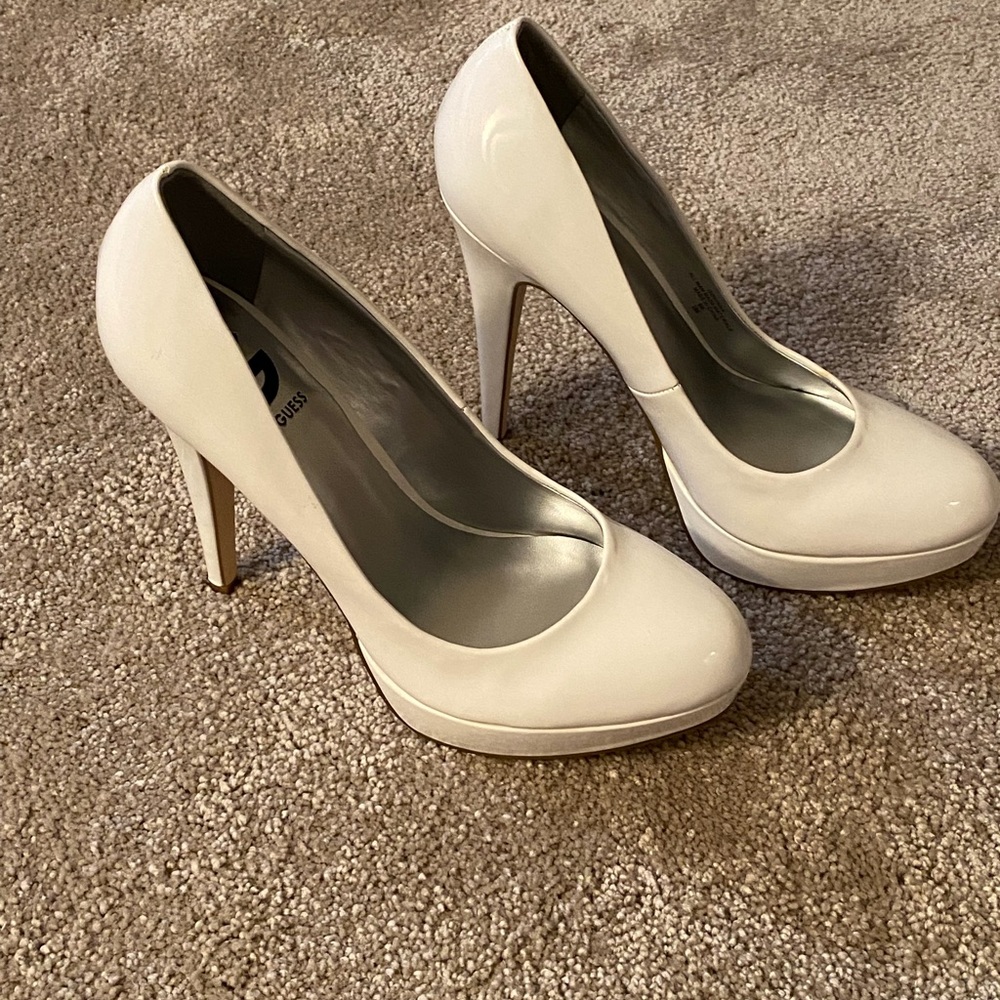 Guess white patent leather pump